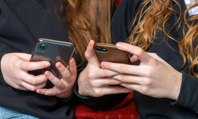 Campaign to bar under-14s from having smartphones signed by 100,000 parents