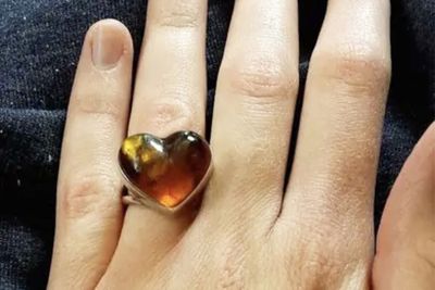 People Are Ready To Shred This Woman For Not Liking Her Engagement Ring, Until They See The Photo