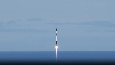 Rocket Lab launches private radar imaging satellite to orbit (video)