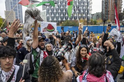 London protests LIVE: Palestine march under way as police separate rival demonstrations
