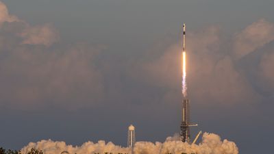 SpaceX launches relief crew for NASA's beleaguered Starliner astronauts on ISS (video)