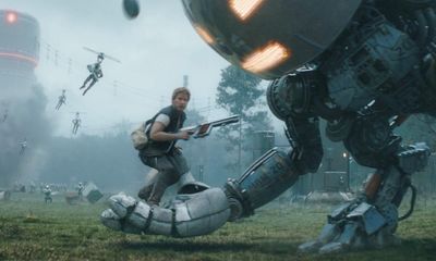 The Electric State review – Russo brothers’ robot saga is a bogglingly expensive dud