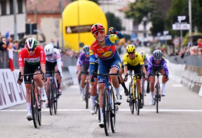 Trofeo Alfredo Binda: Elisa Balsamo wins again in sprint from elite lead group