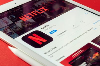 Netflix Options Play: Unlocking Bigger Gains with Less Risk