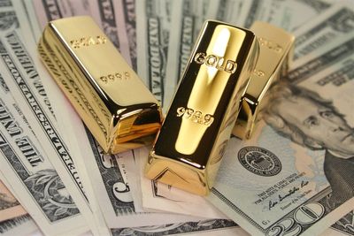 Gold Breaks $3,000: What's Driving the Rally and How to Invest?