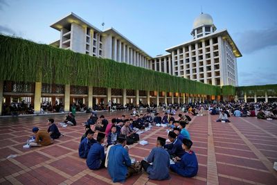 AP PHOTOS: Mass iftar brings together thousands of Muslims at Jakarta's Istiqlal mosque