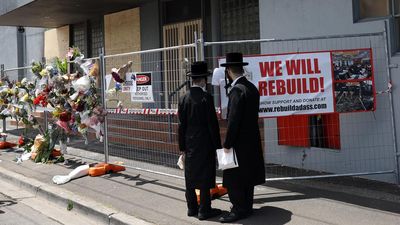 Major parties vow to rebuild firebombed synagogue