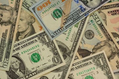 Dollar Climbs on Strength in US Economic Reports