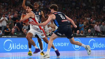 Battered Hawks upset United to force NBL title decider