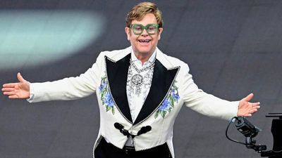 Elton John’s Heartbreaking Health Battle—Why He Can No Longer Sign Autographs