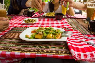 Come dine with me – research suggests sharing meals linked to happiness