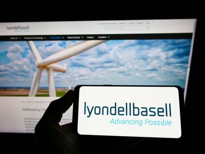 LyondellBasell Industries Stock: Is LYB Underperforming the Basic Materials Sector?