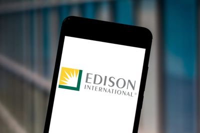 Edison Stock: Is EIX Underperforming the Utilities Sector?