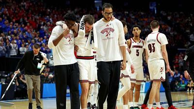 Louisville's Reyne Smith Exits NCAA Tournament Game With Injury in Emotional Scene