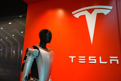Is Tesla Stock a Buy on Elon Musk’s Plans to Send Optimus to Mars?