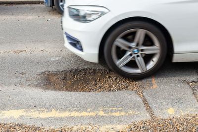 Starmer promises to clamp down on local authorities in war on potholes