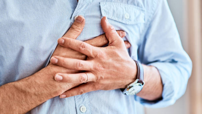 How does chest pain from a heart attack differ from that caused by gastric issues?
