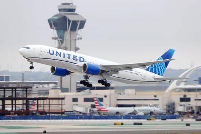 United Airlines Stock: Is UAL Outperforming the Industrial Sector?