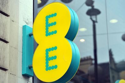 EE working to fix service issues as users report losing phone signal