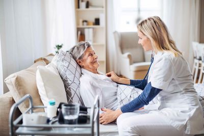 4 Benefits of Choosing In-Home Care Over Assisted Living