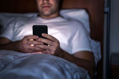Screen time before bed linked to poorer sleep in adults – study