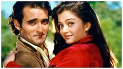 When Akshaye Khanna confessed he couldn't stop staring at Aishwarya Rai 'like a lunatic'
