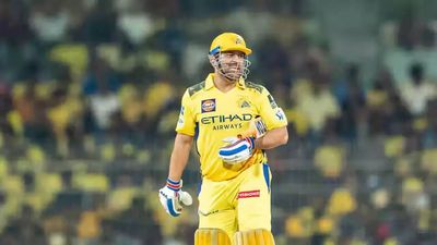 MS Dhoni at No. 9? Former cricketers say it 'didn't make sense'