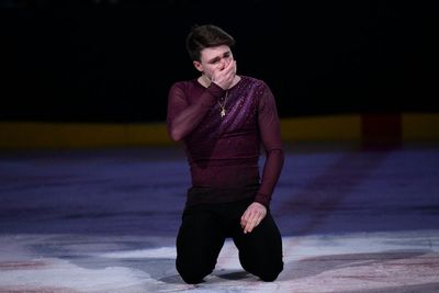 After losing parents in DC plane crash, figure skater makes emotional return to ice