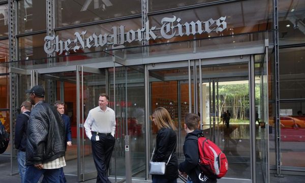Hours after cancelling on New York Times reporters, Trump meets them