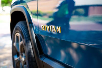 Rivian Stock Is Plunging as Q1 Deliveries Fall. Should You Buy, Sell, or Hold RIVN Here?