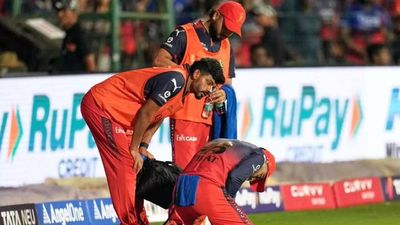 Virat Kohli finger injury: RCB head coach Andy Flower gives an update