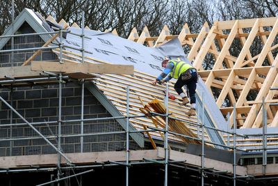 UK construction firms shed more staff amid concerns over economy