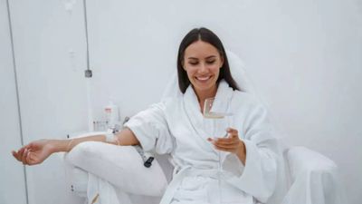 Woman hospitalized after severe reaction to IV drip therapy: Is it safe? Here's what experts say about the wellness trend