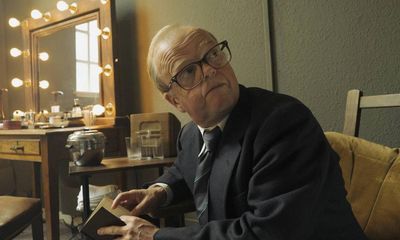 Mr Burton review – Toby Jones excels as Richard Burton’s inspirational teacher in drab biopic