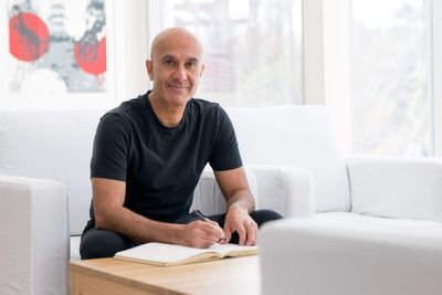 5 ways to achieve consistency with author Robin Sharma