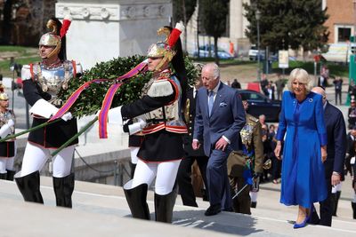 King and Queen lay wreath at Tomb of the Unknown Soldier in Rome on state visit