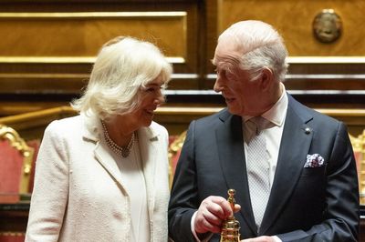 King and Queen to mark meeting with Pope with official picture