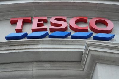 Tesco predicts lower profit as supermarket price war mounts