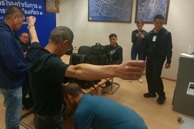 Two Chinese men arrested for thefts on plane to Bangkok