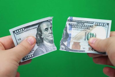 Dollar Sinks to a 3-Year Low as US-China Trade Way Escalates