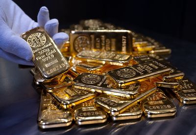 Gold "shines" during volatile times