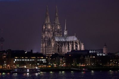 Cologne police arrest five people trying to climb famous tourist attraction