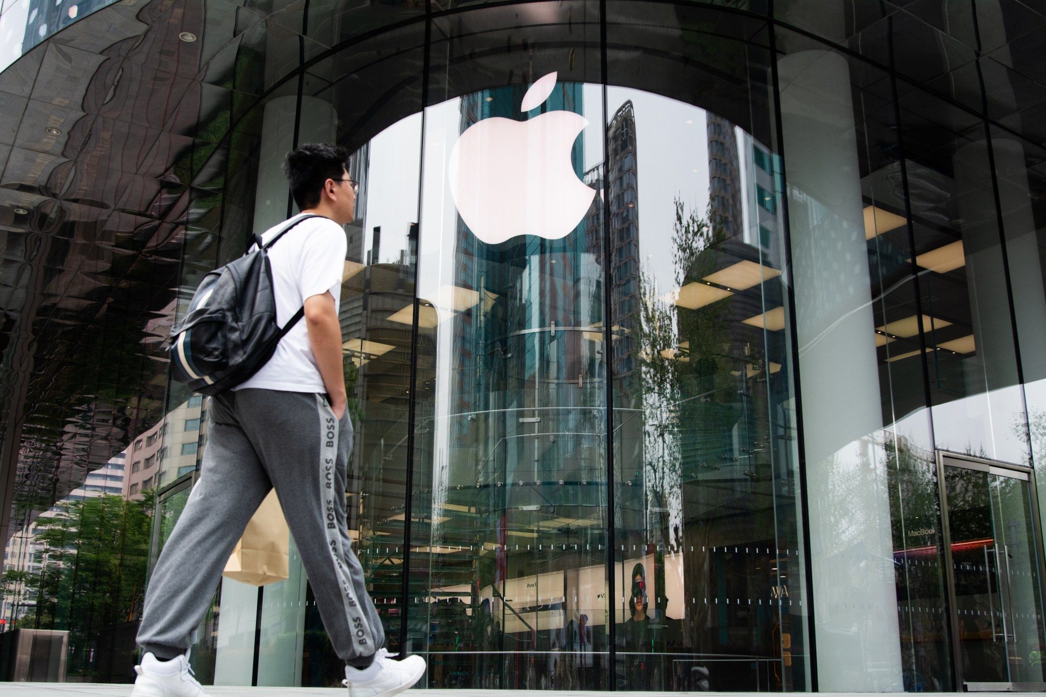 Apple Begins Preparing Customers For The Reality Of 2000 Iphones - r5dw3rp