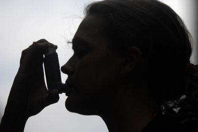 Changing time of day for taking asthma medication could improve symptoms – study