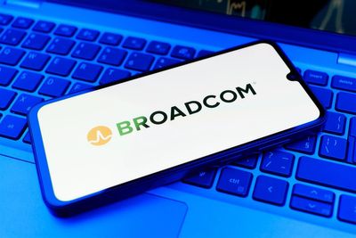 Broadcom’s Apple Relationship: AI Opportunity Meets Tariff Risk