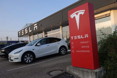 Class-action suit alleges Tesla artificially inflates odometer readings