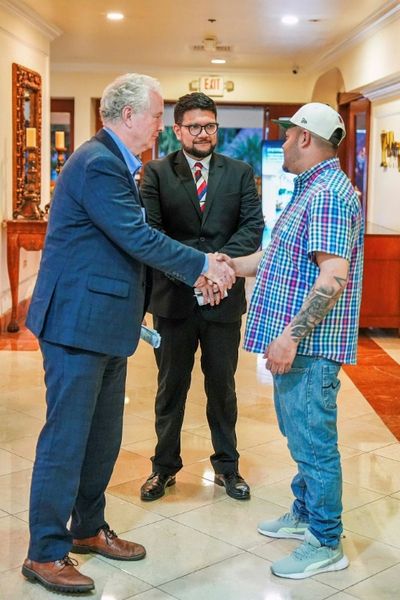 US Senator Meets Wrongfully Deported Salvadoran Migrant