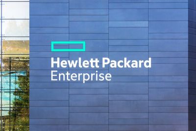 Prominent Hedge Fund Acquires Huge Stake in HPE: Is It a Buy Now?
