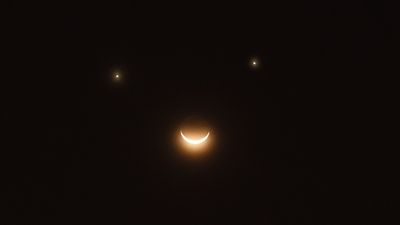Two planets will form a 'smiley face' with the moon on April 25. Here's where to look.