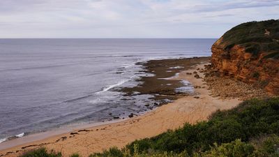 Bells Beach surfing on hold; small waves, onshore wind